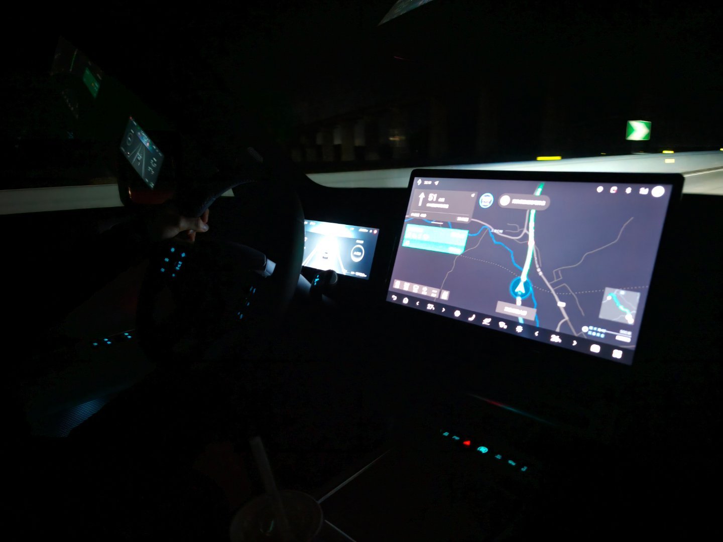 此刻赶夜路中，看图一猜的出今天开的什么车吗，一台答应了很多人要拍但拖到现在才开上