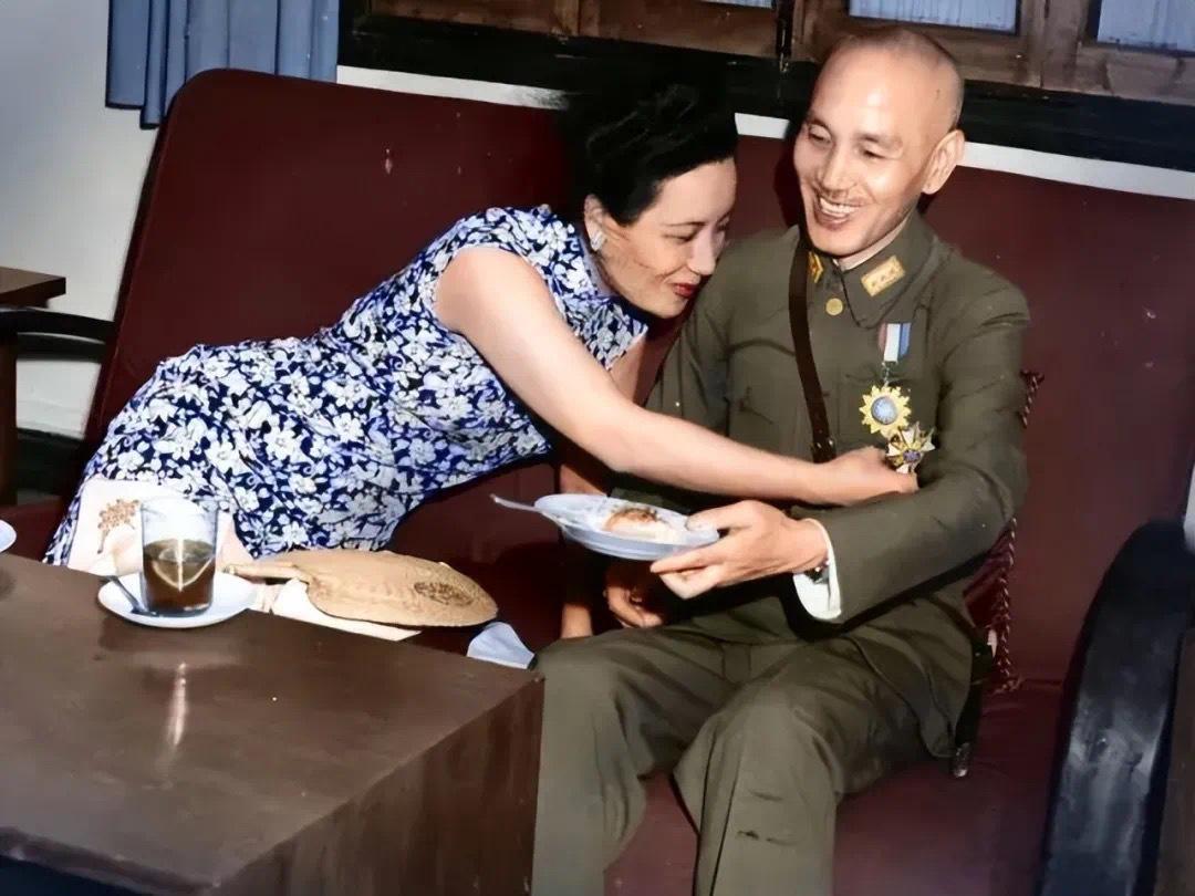 宋美龄查看蒋公获得的勋章1943年7月7日，宋美龄在为蒋介石授勋的茶会上，斜过身