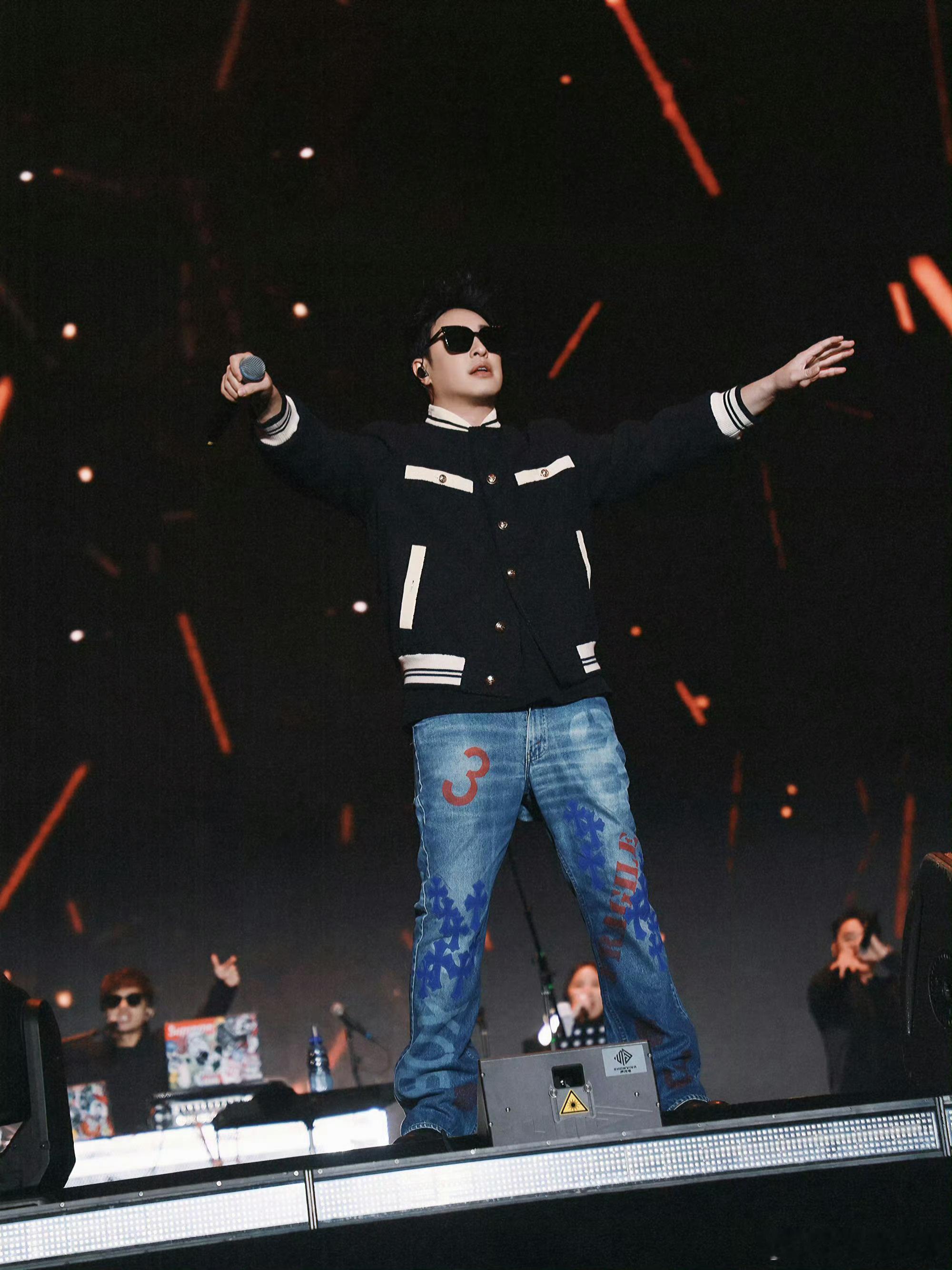 潘玮柏哼的一声握紧了右臂 谁懂追星人的狂喜！潘玮柏聊新专辑时突然“哼”一声攥紧右