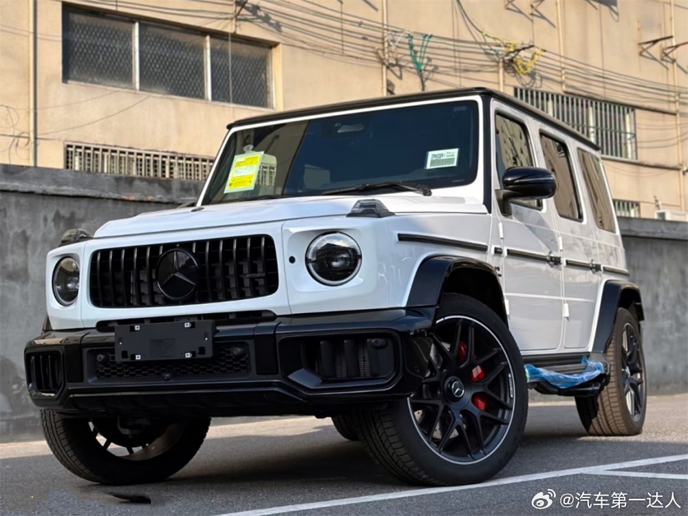 奔驰 AMG G63 北极白/铂金白，车辆选配：黑色车顶，碳纤维内饰组件，碳纤维