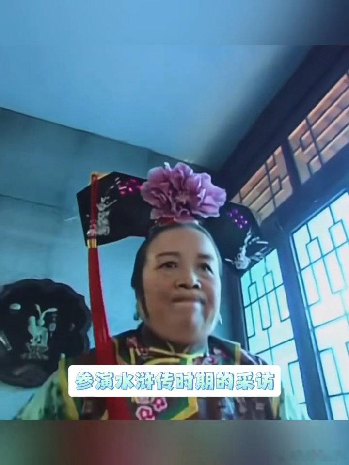 李明启被捆着接受采访经典片场花絮被网友翻出！拍摄水浒传时李明启老师身着戏服、被绑