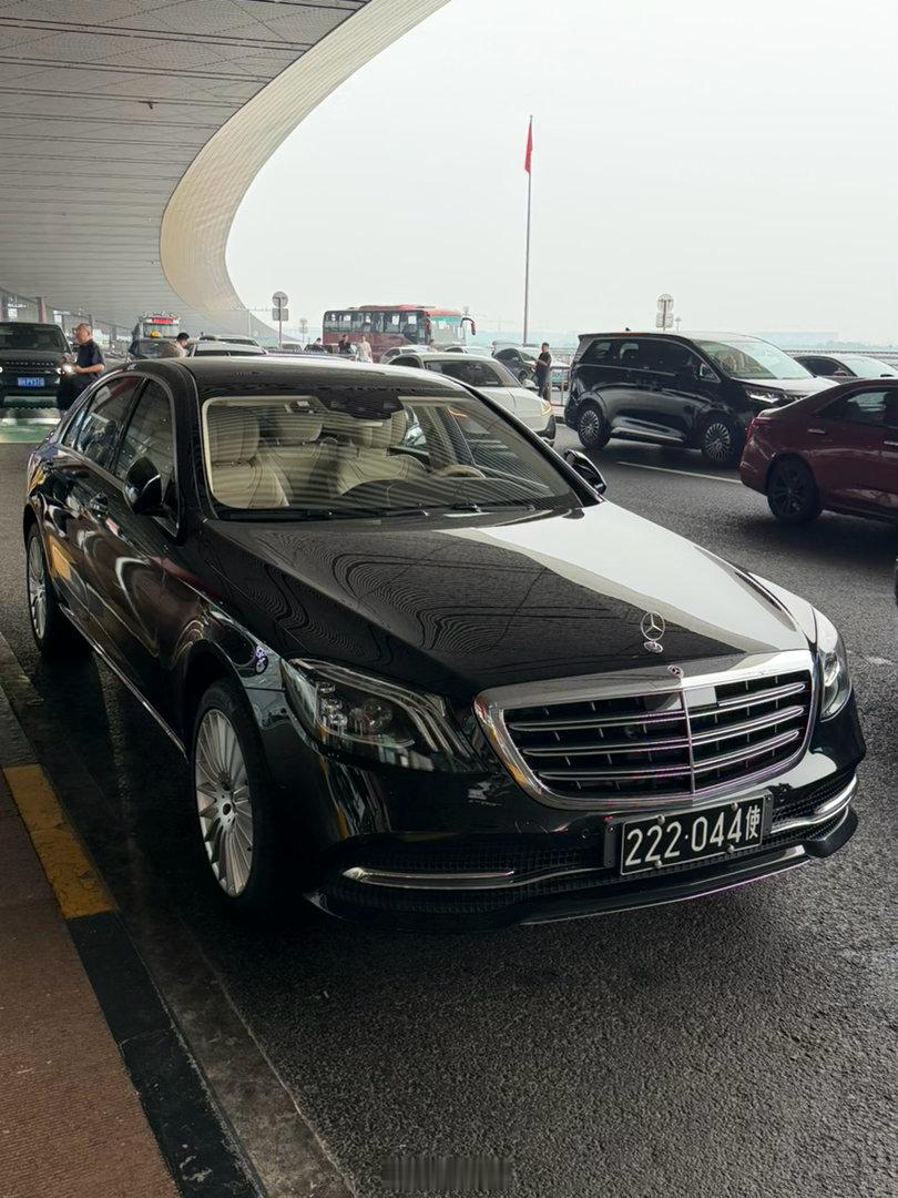 一看非迈巴赫版W222 S560就知道不简单，果然是稀货，自带的黑牌黑外米内，4