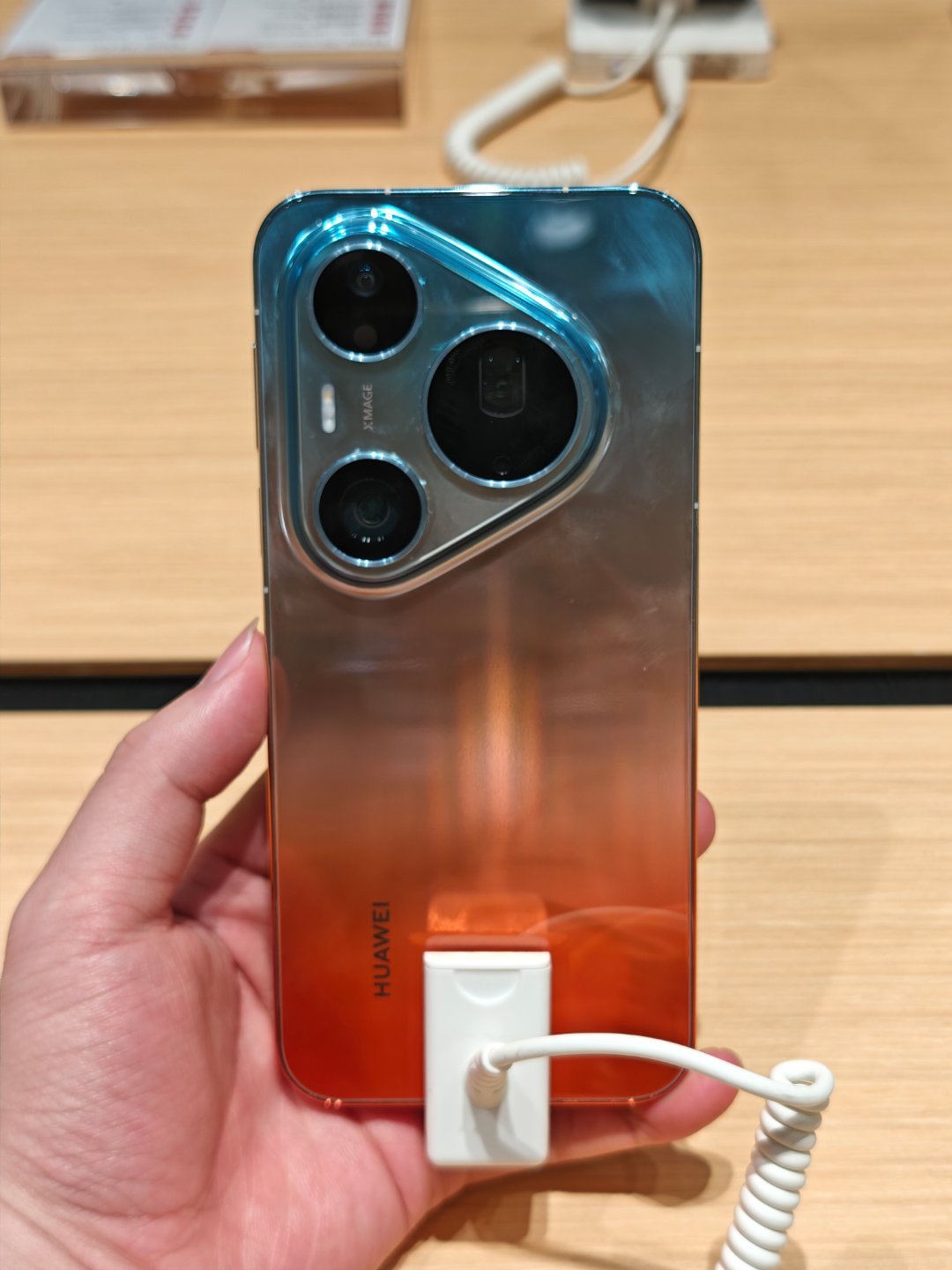 新的 Pura90系列，标准版是大屏，pro稍小一点点，max最大，在意尺寸的朋