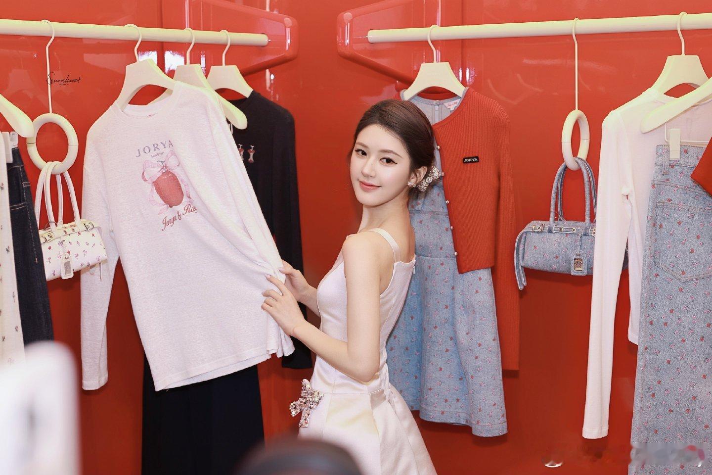 星光大赏阵容官宣放一个压轴女神，《许我耀眼》2025年剧王，不带限定词现象级大爆