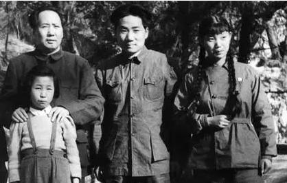 毛岸英牺牲后，刘思齐频繁到中南海看望公公毛主席，不料警卫员却把她的出入证没收。主