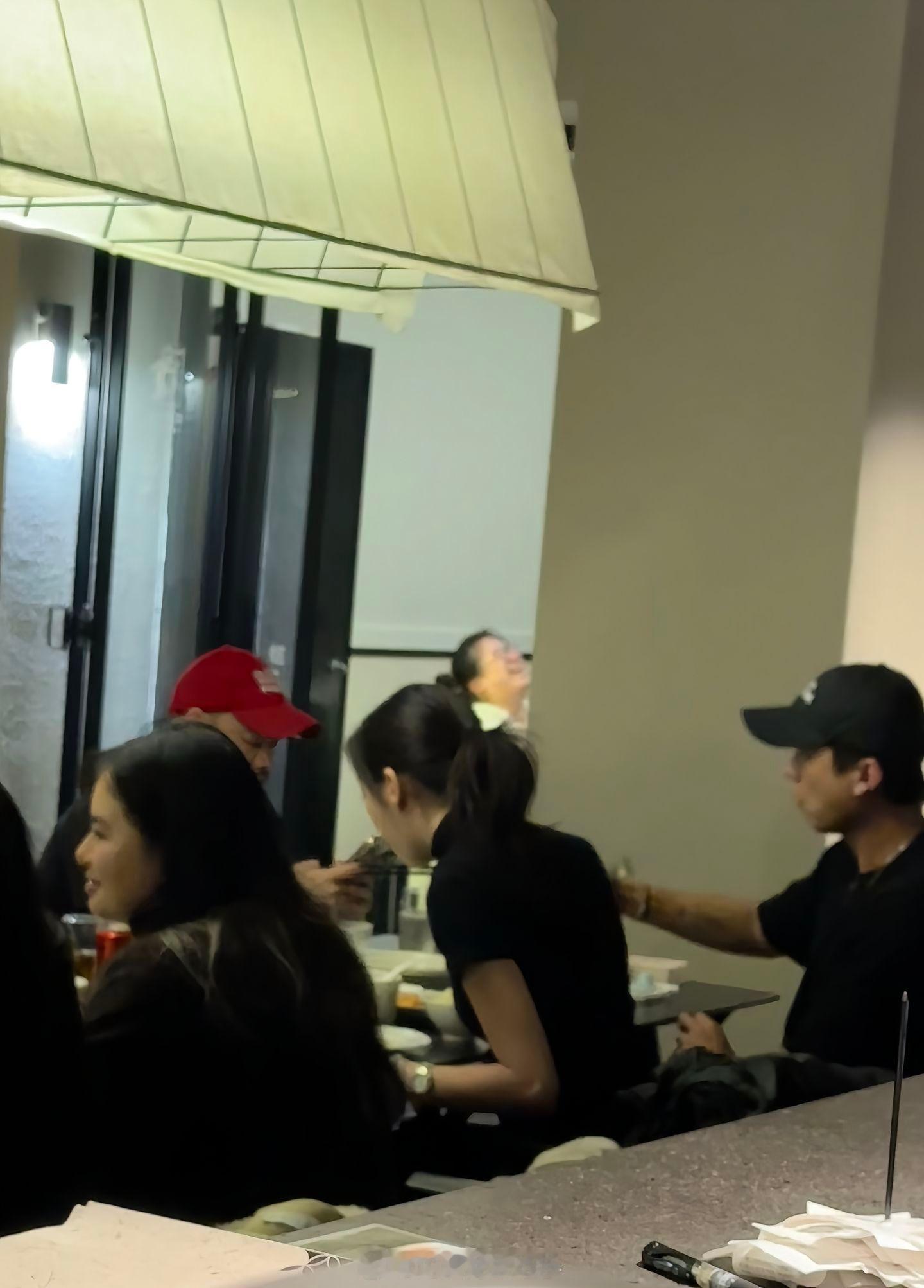 李嫣和朋友聚餐偶遇李嫣和朋友聚餐 李嫣和朋友聚餐被偶遇 