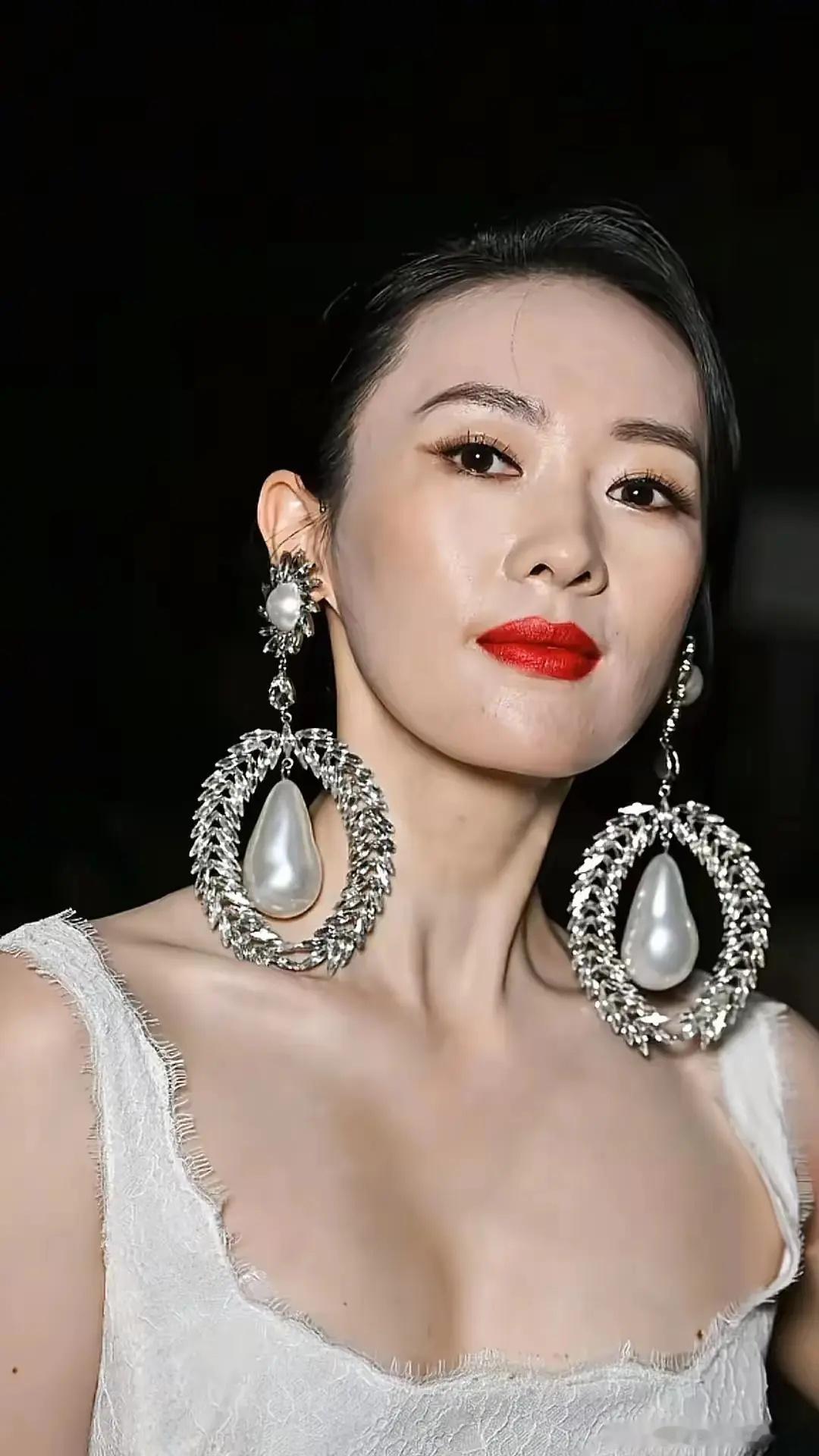 章子怡这耳环看着好疼，大家觉得还谁能驾驭这幅耳环？ ​​​