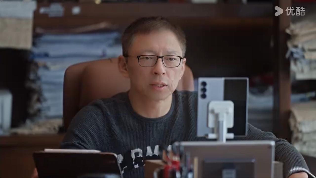 张朝阳用三星手机做直播！

此前田朴珺采访搜狐创始人张朝阳，视频捕捉到张直播的画