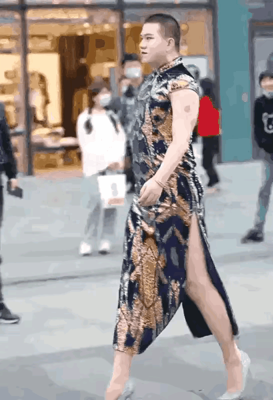 想问问头条里的女同胞们，你们服不服？
      婀娜多姿，摇曳生风说的未必是女
