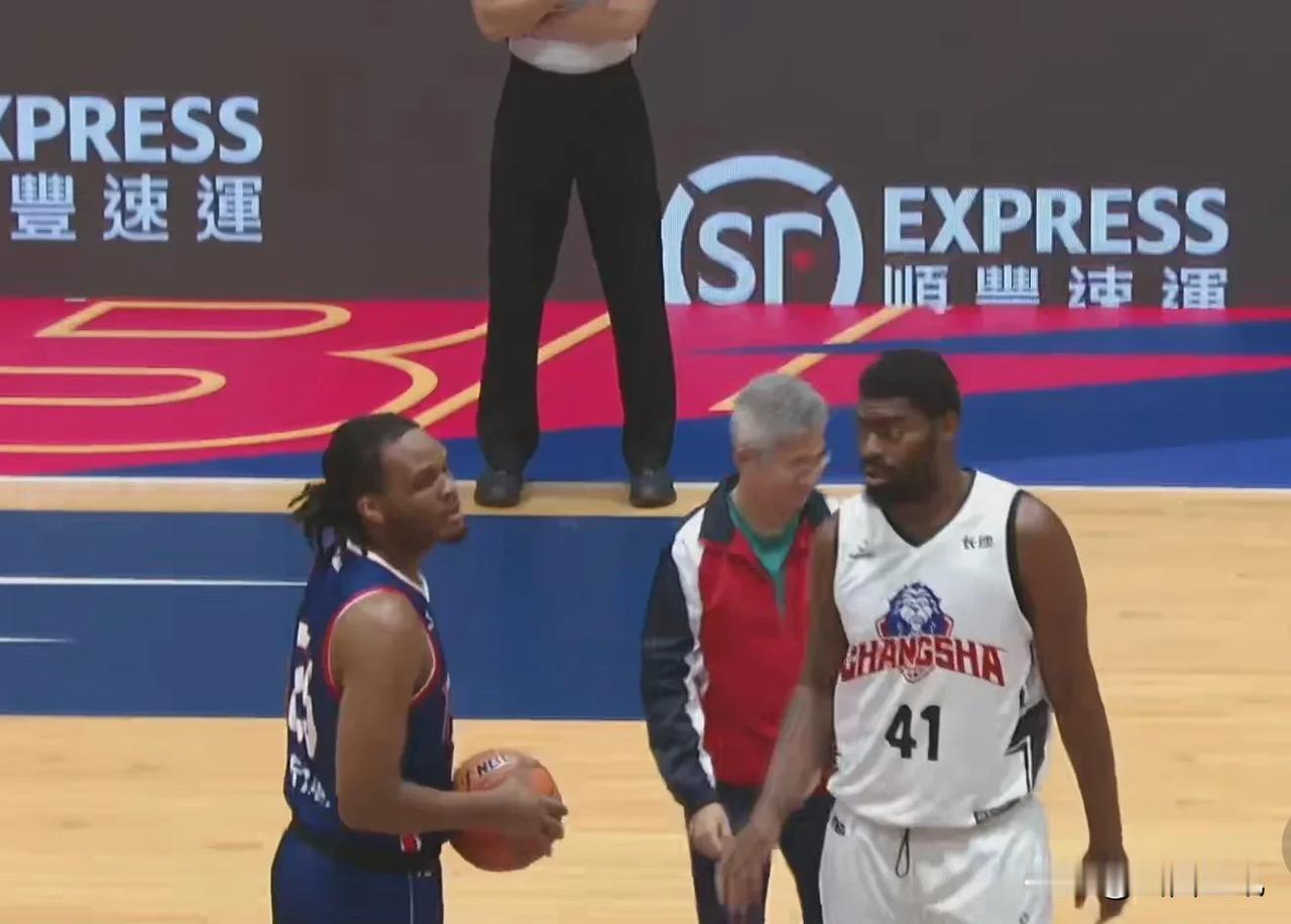 NBL全国男子篮球联赛今晚在香港揭幕！
揭幕战在香港金牛与长沙勇胜之间进行，比赛