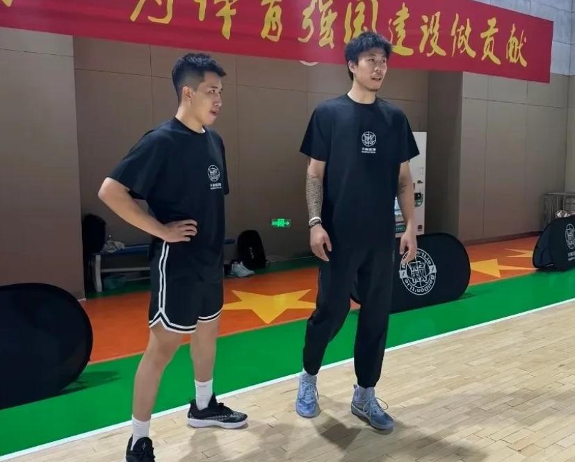 张镇麟开篮球培训班！6天7899元，平均每天1316元，球迷：有点贵了。
这个夏