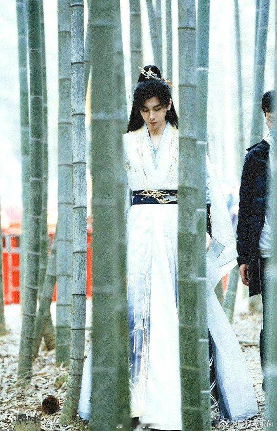 #成毅李一桐出妆路透##成毅王权篇妆造# ​​​期待狐妖小红娘王权篇[哇] ​​