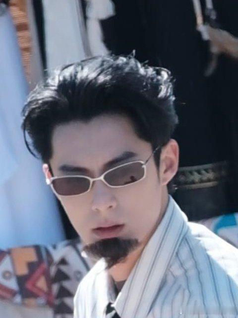 王鹤棣胡子小草裙造型路透，有那味了