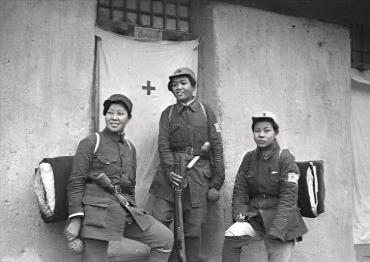 1943年伪军抓到女八路准备领奖，不料队长见她身份后慌忙下令放人！
1943年初