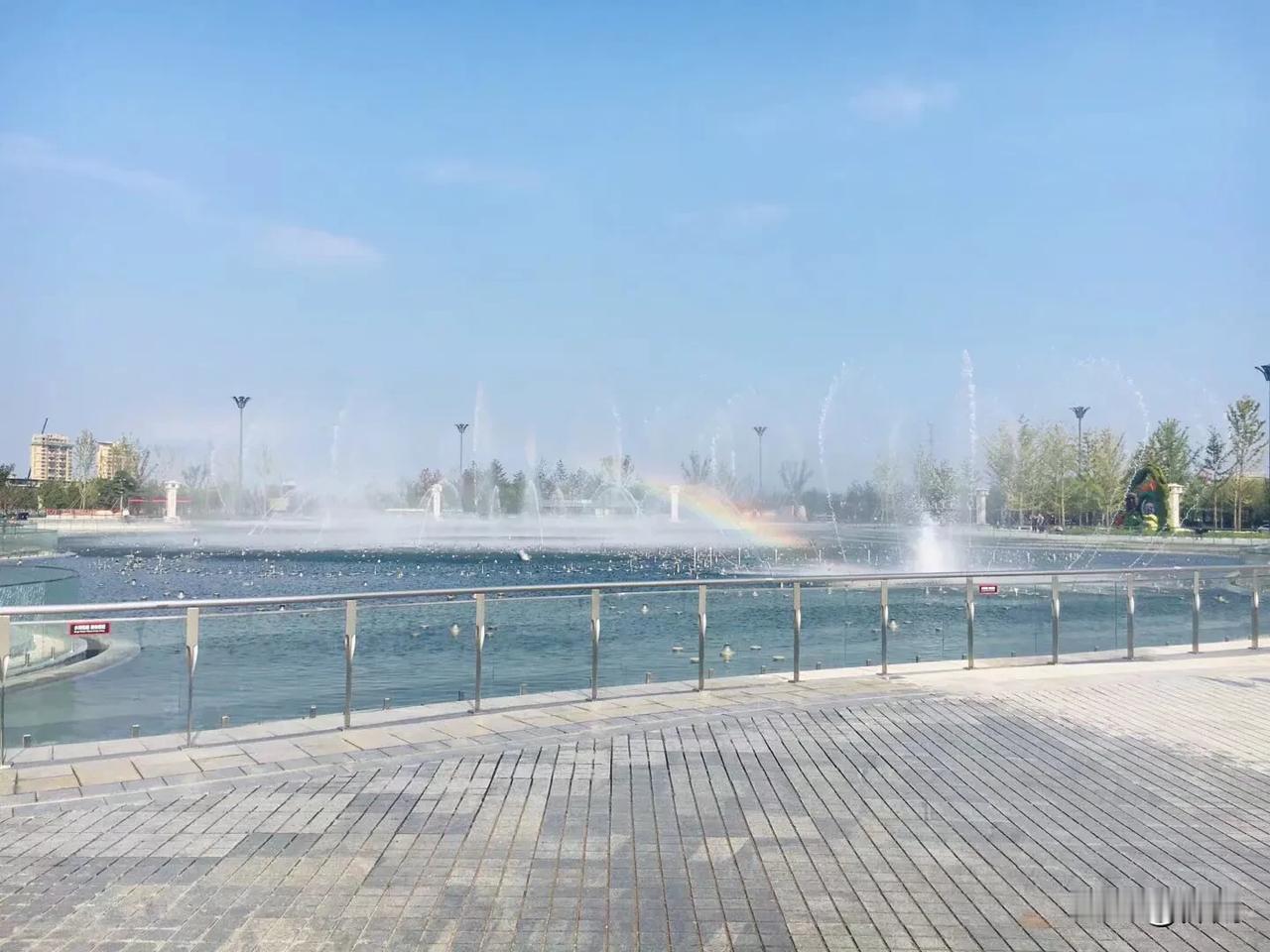 村口扎堆话是非，
添油加醋唾星飞。
说长道短他人事，
此等光阴谁去为。