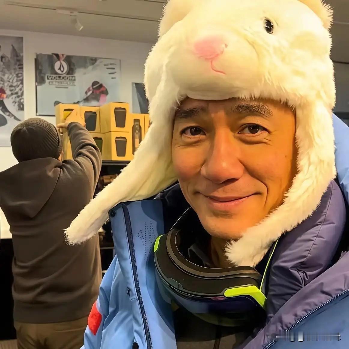 这下好了
不止香港，全国人民都知道
梁朝伟为了躲清净，跑到日本小住
就不能在国内