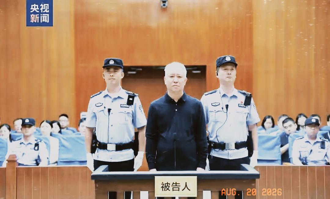 许家印判了。无期徒刑，全部身家充公，罚金88亿。从人民大会堂的首富到法庭上的被告