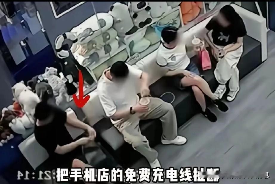 哈尔滨媒体曝光在烟台扯坏充电线还拉人当“帮凶”的肖姓男子，未打码的操作大快人心。