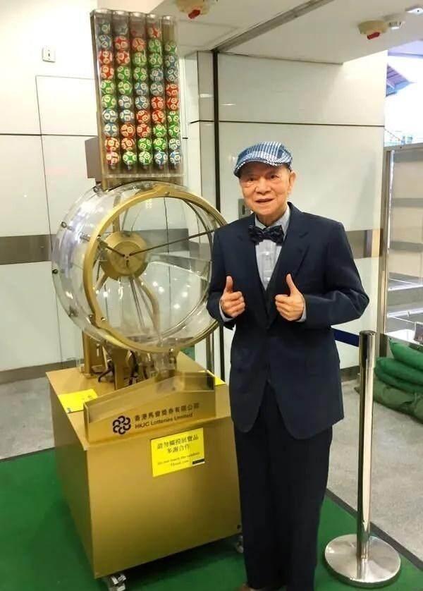 六合彩之父夏春秋（冬叔），也是吴君如之父，香港家喻户晓的六合彩搅珠主持人。早年想