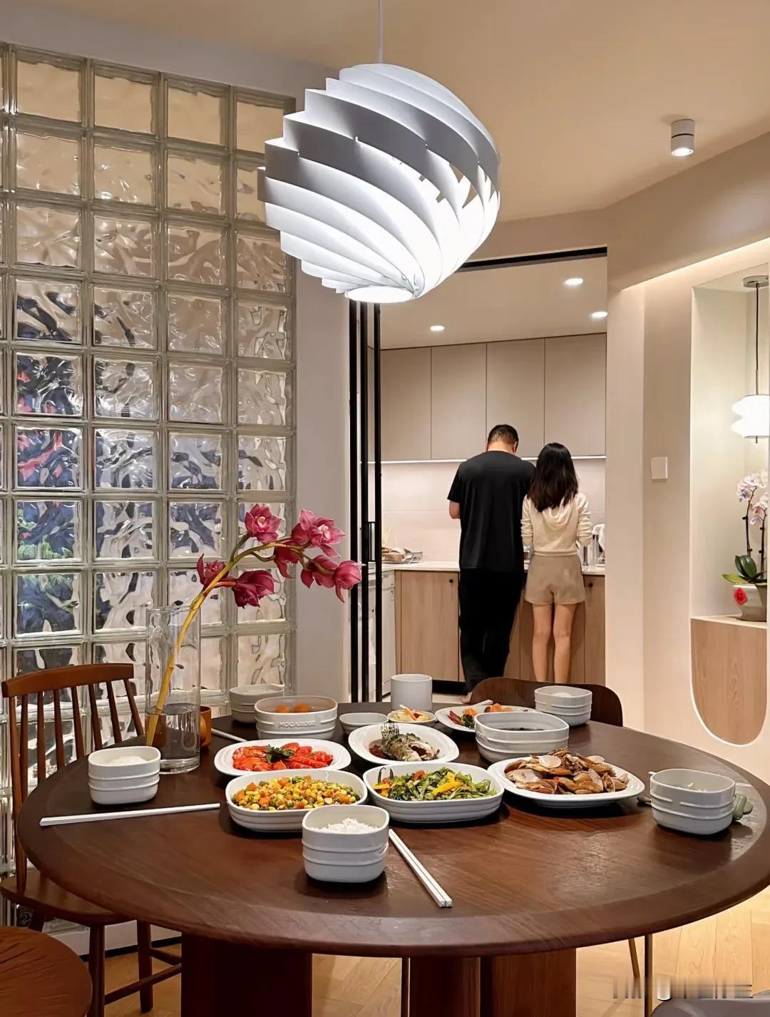 这应该是全网都渴望的婚姻

下班一起买菜
回家一起做饭
饭后一起散步
一起看电视