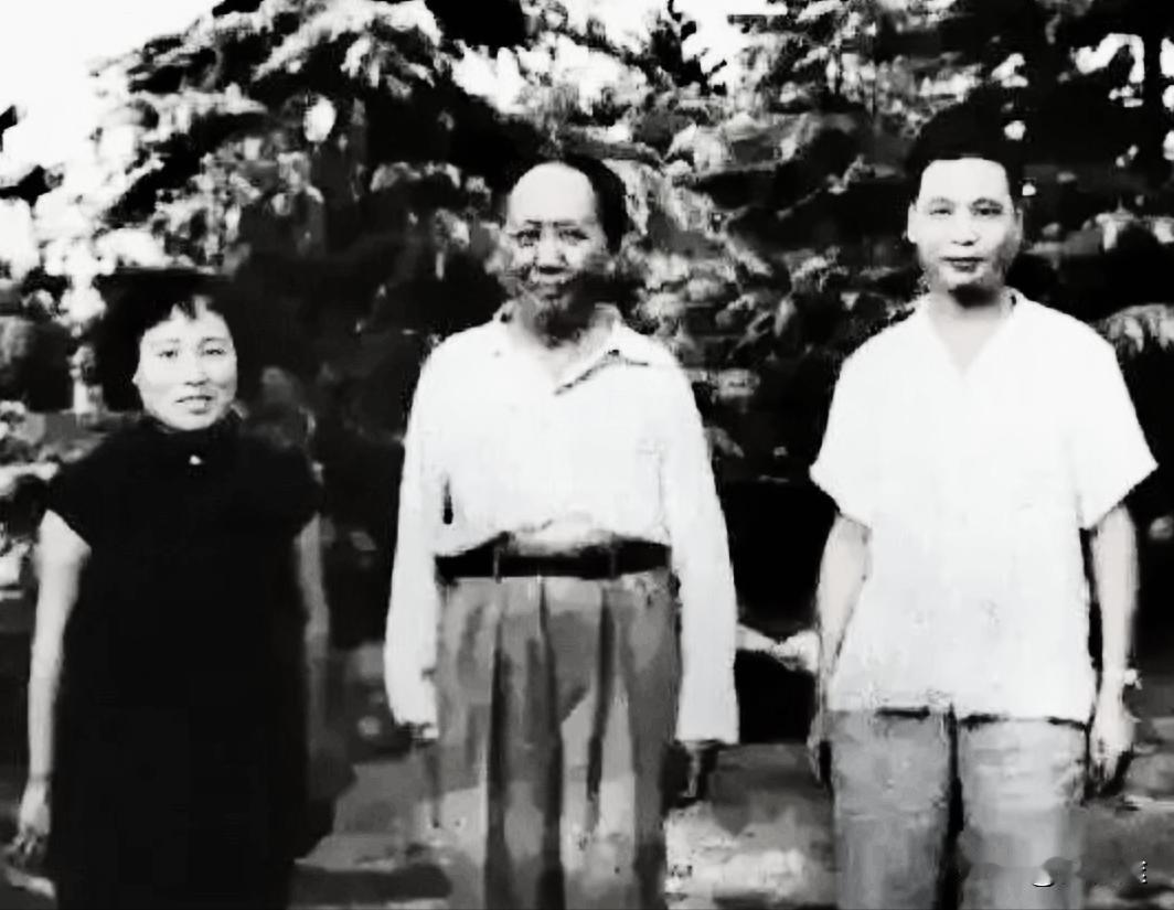 1954年，毛主席在杭州与王芳夫妇合影，衣着朴素平易近人，展现领袖亲民风范。
