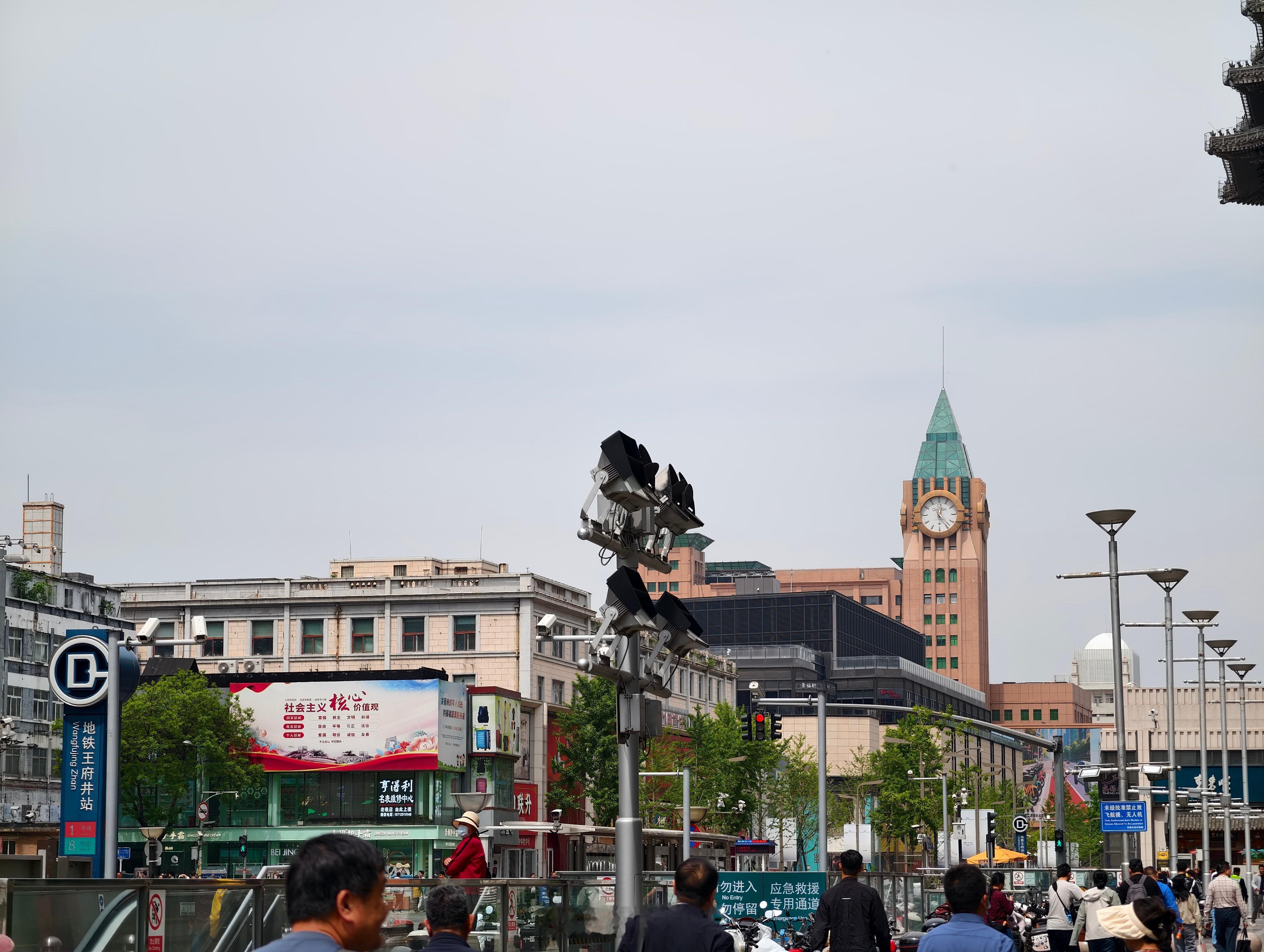 小时候来北京，印象中总觉得王府井就一定程度上代表着“北京”。南起长安街，紧邻天安