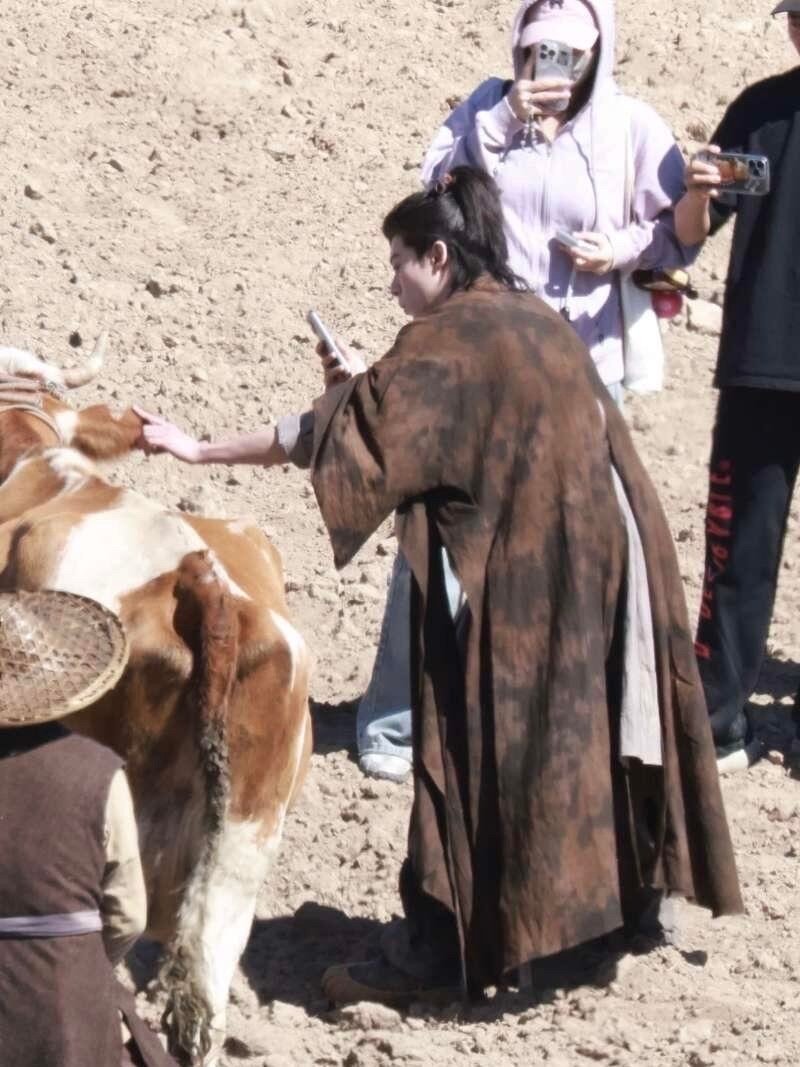 王鹤棣给牛拍照王鹤棣跟牛合照 ​​​是在《咸鱼飞升》片场开开心心的王鹤棣~休息间