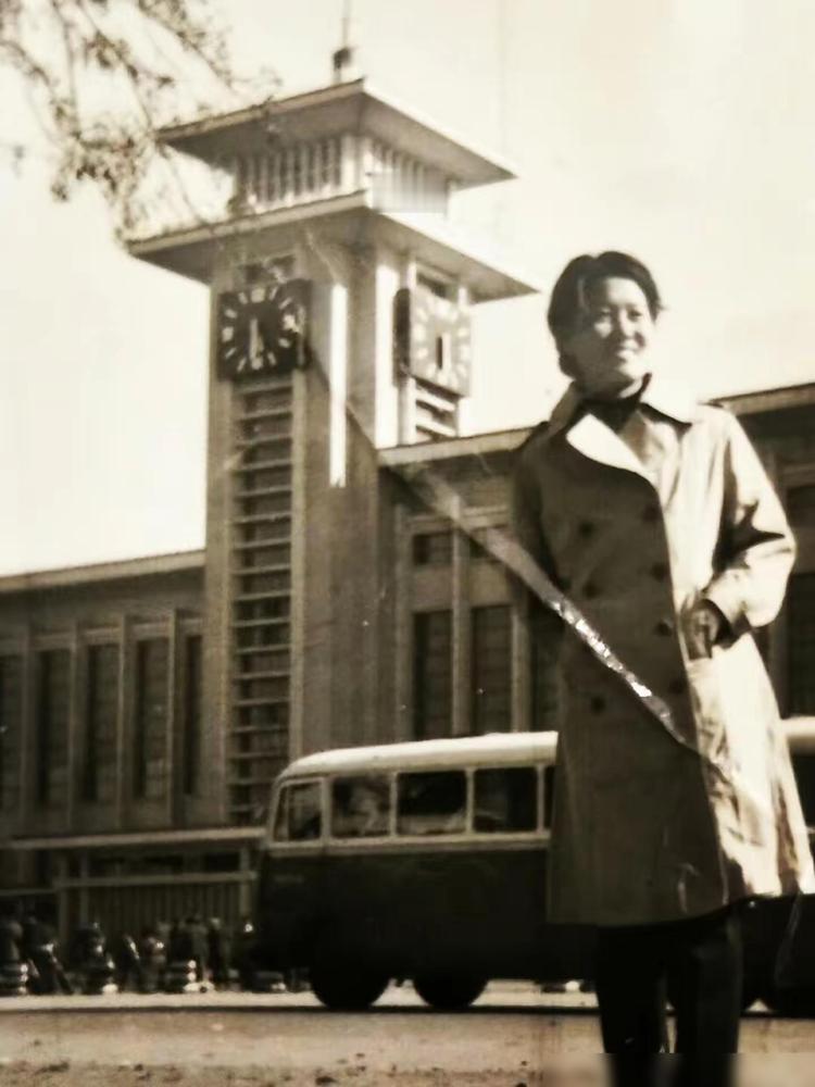 一部号称致敬东北90年代的剧，主角1993年下岗时银行里躺着四万块存款——那会儿