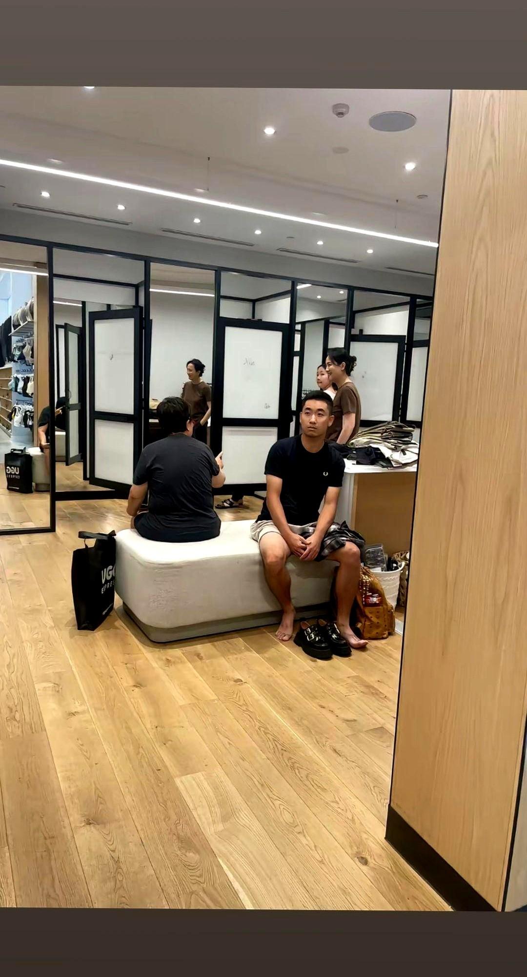 这样的偶遇真是让人惊喜，能亲眼见证明星家庭的温馨日常，也让我们看到了朱媛媛作为母