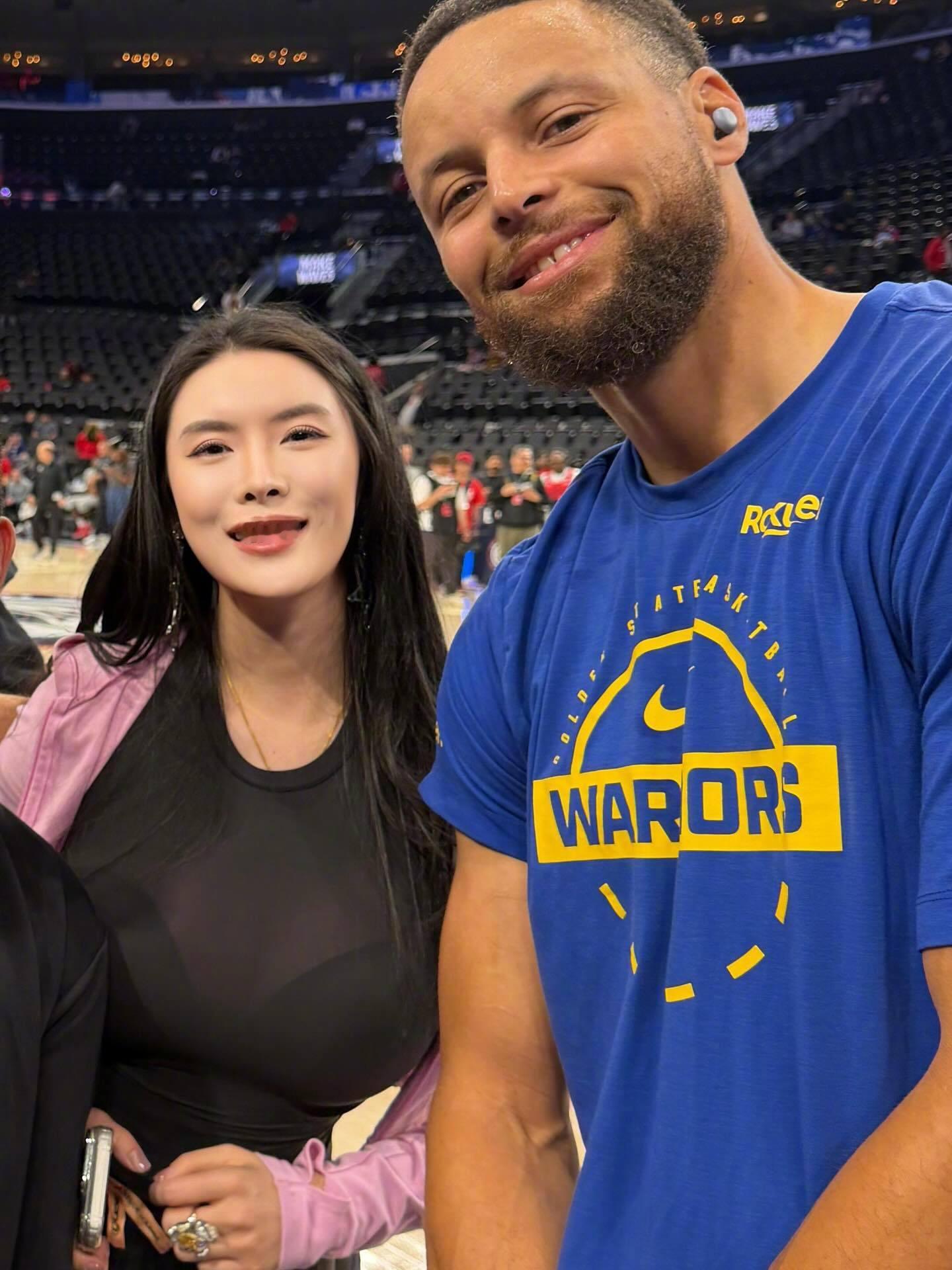 All in姐、职业牌手布兰妮晒出了今天赛前和库里的合照。 