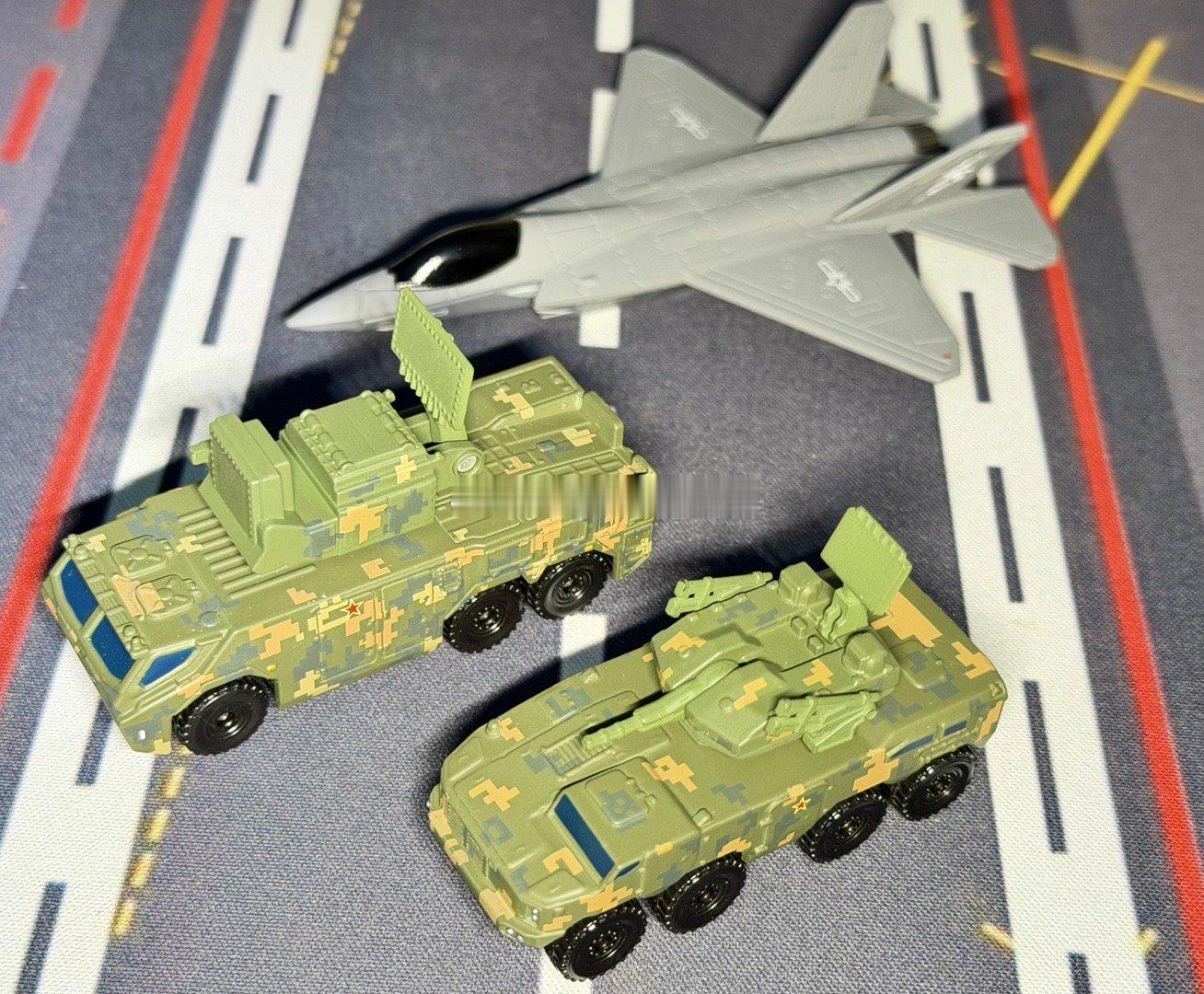 猫崽子们最近有点喜欢往桌上蹿，这可不行，得狠狠强化一下桌面的野战防空力量