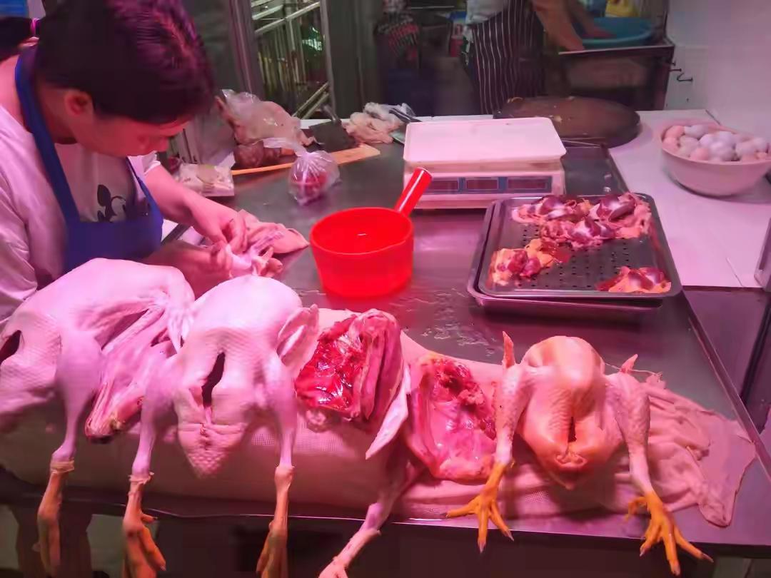 活鸭120元，做成烤鸭25元！利润还有36%，得知原因后：敢放心吃了烤鸭这道曾经