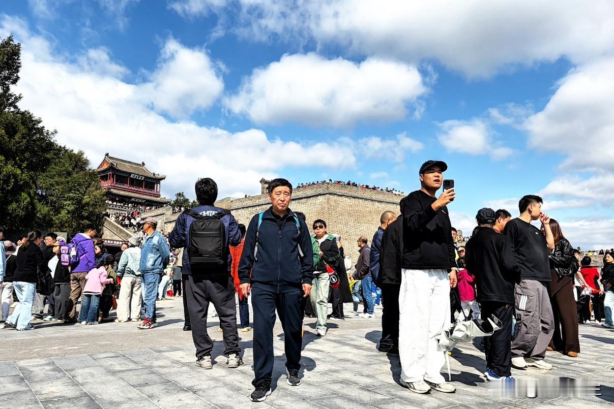 处处收费的根源：不是故意加重负担，是四大时代结构巨变

普通人感觉生活越来越“费