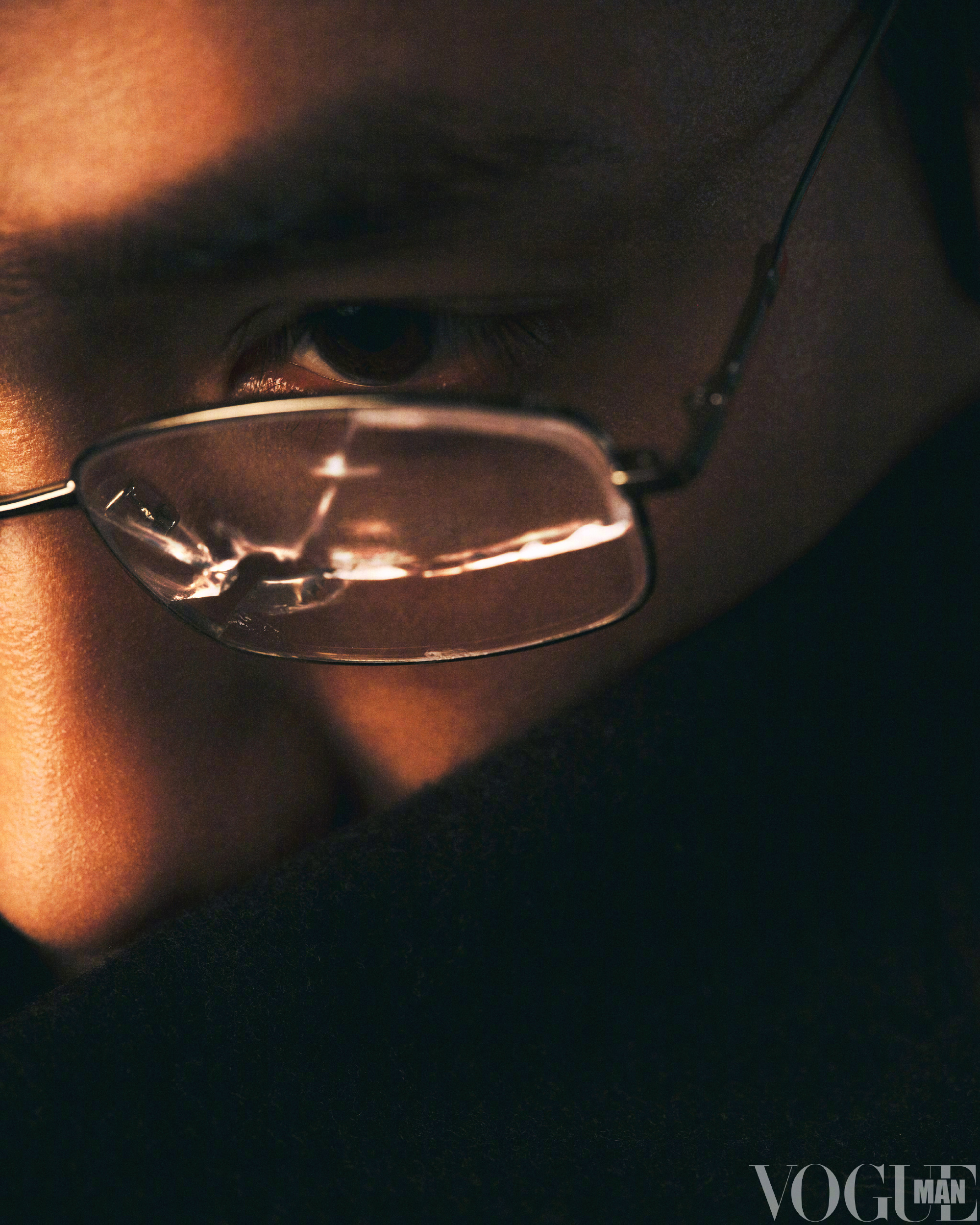 朱一龙VOGUEMAN封面VOGUEMAN封面复刻千钧一发 手术，实验，遴选，沉