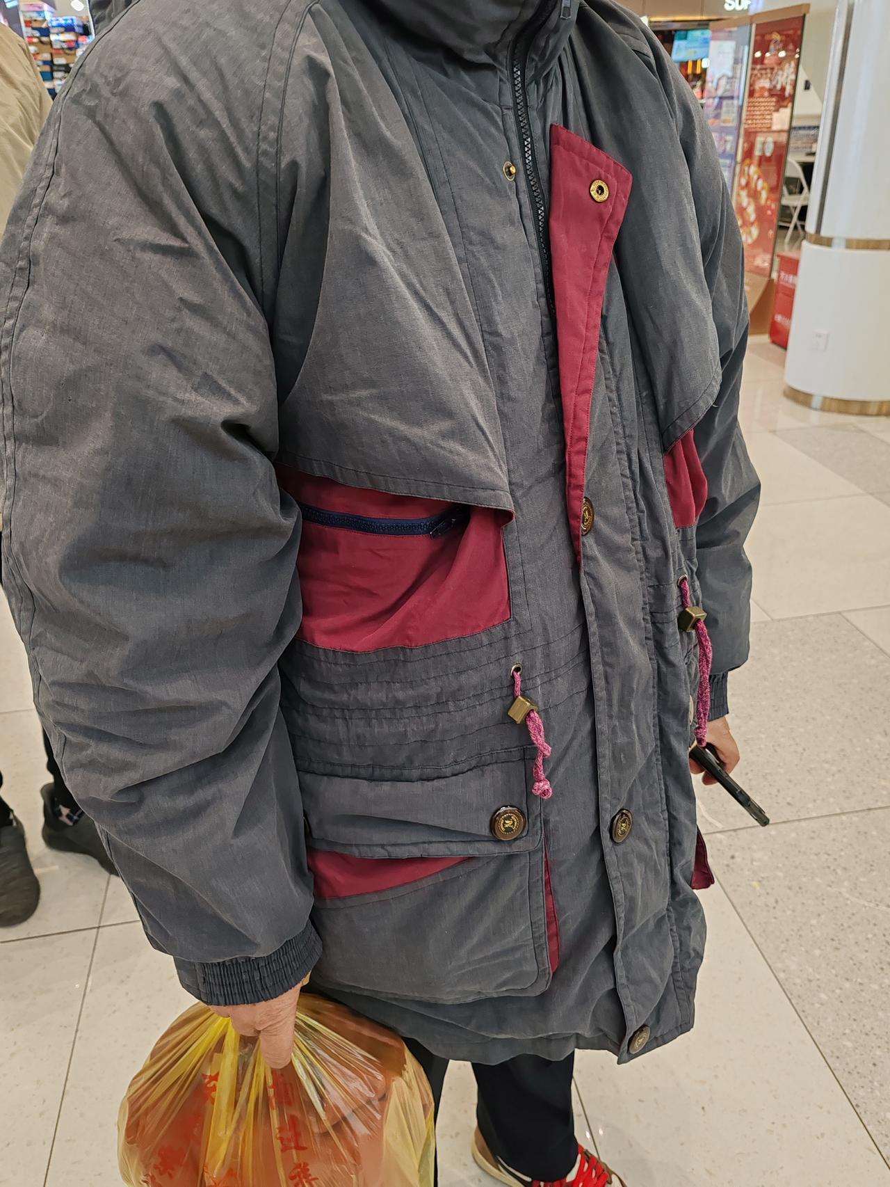 条友们，有谁见过这件棉衣？相信原上海第三钢铁厂的兄弟们都见过吧！或都有过，至于穿