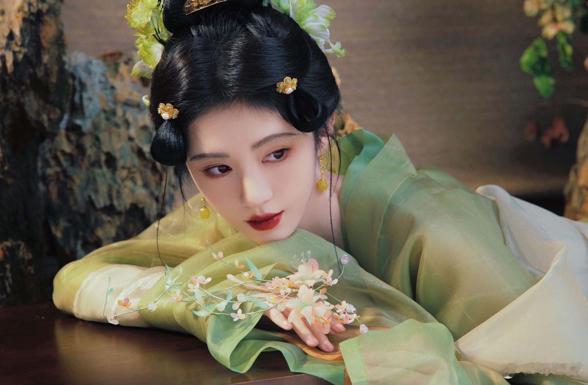 #鞠婧祎好像从壁画里走出来了# 本想保持冷静，可那是鞠婧祎啊！她灵动的身影，美到