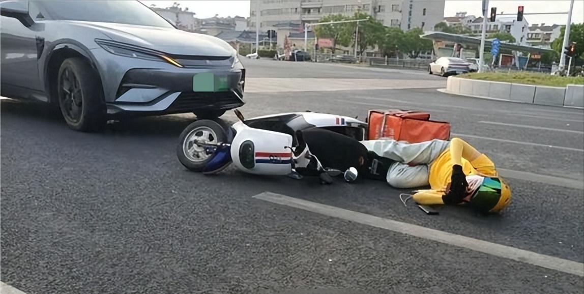 湖南，一外卖骑手送餐途中遭遇车祸身亡，家属申请认定工亡却被驳回，因为该骑手与代理