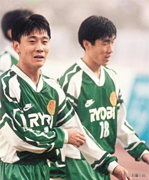 1985年，阿联酋，亚洲青年足球锦标赛（亚青赛）。19岁的高洪波首次披上国字号战