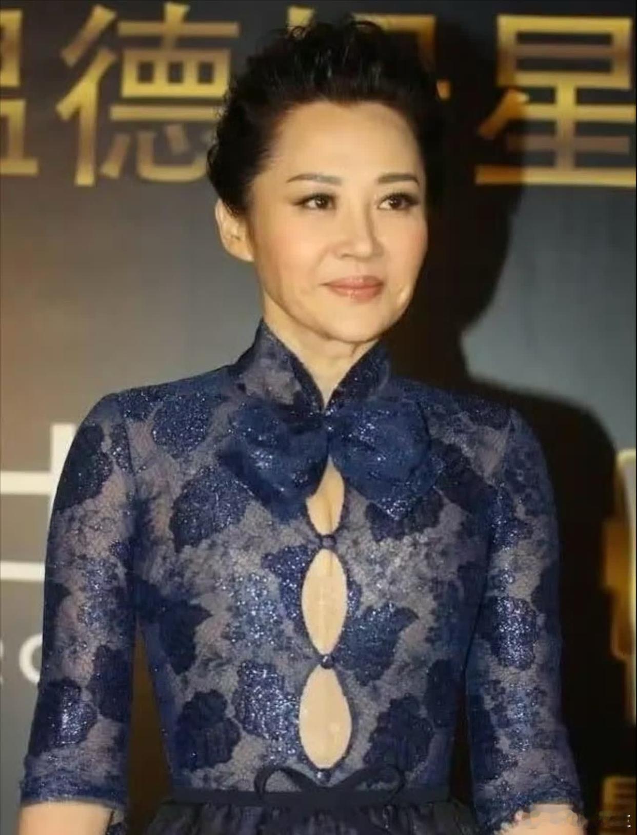 许晴穿衣挺豪放呀，50多岁的人穿衣还是要稳重一些比较好。 ​​​