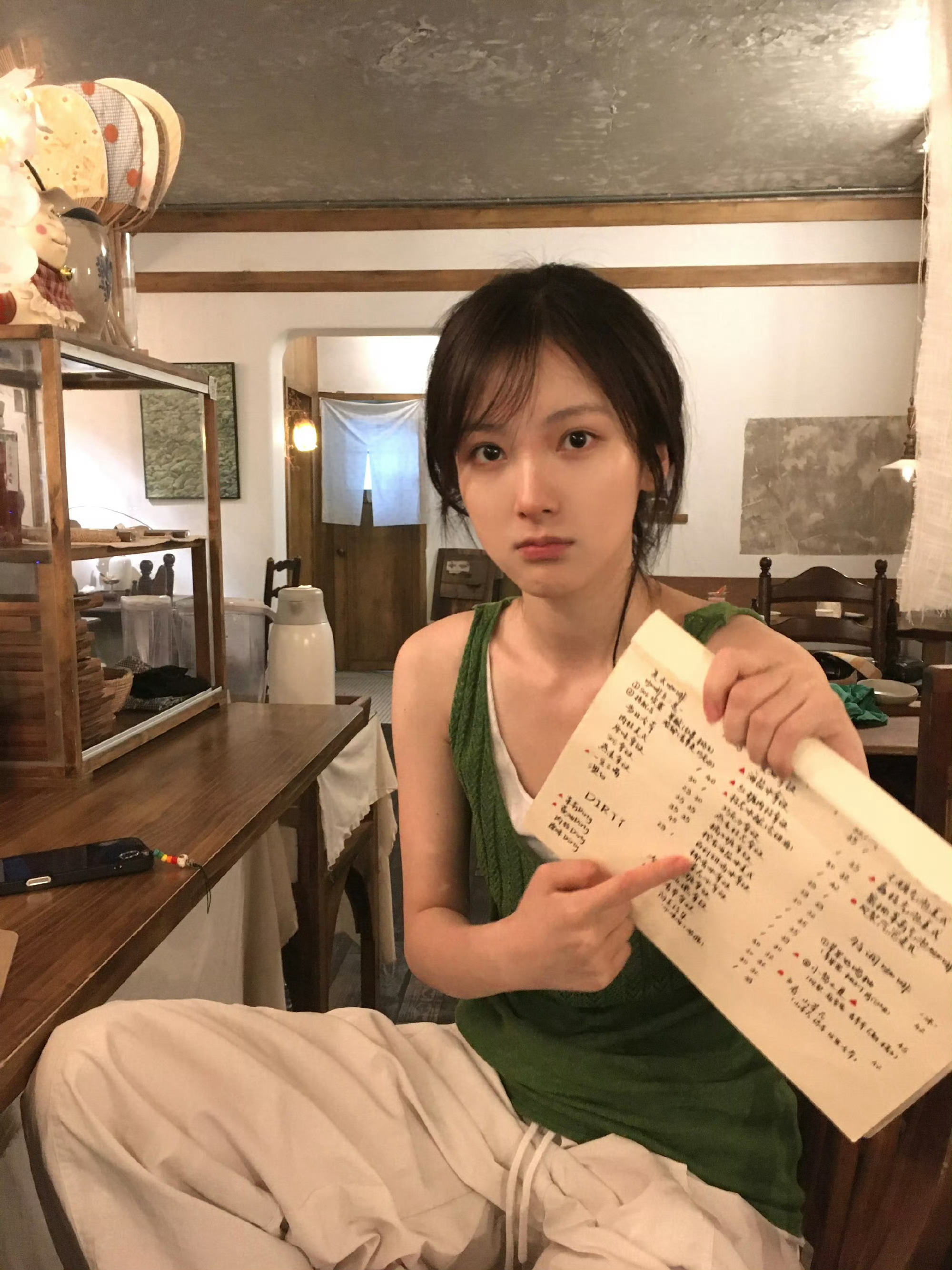 天才女友这个配角长发的时候感觉比较可爱的，一变成短发瞬间好亮眼。。。自拍也不错，
