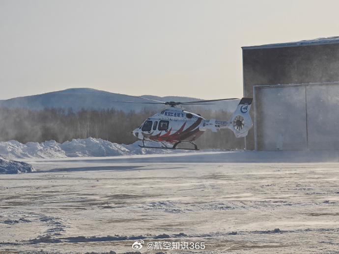 【AC332完成高寒试飞 】2月9日，AC332直升机在内蒙古根河机场完成高寒包