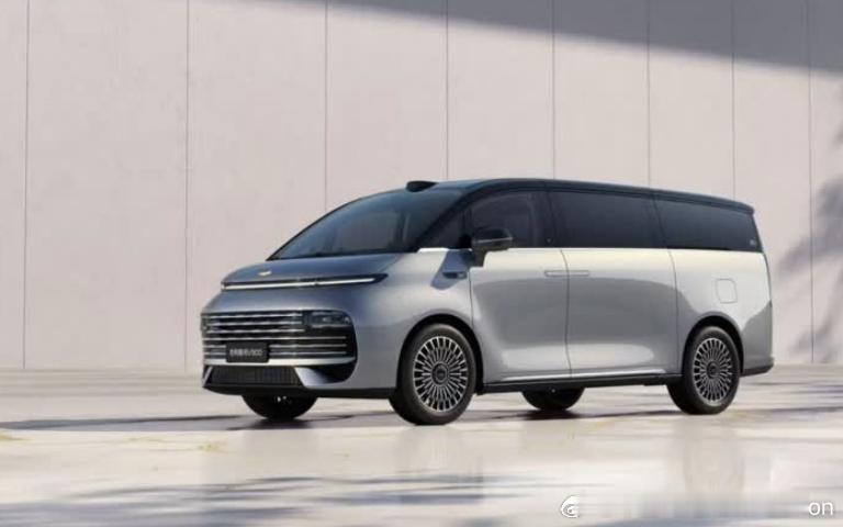 【超级AI增程吉利银河V900首秀】11月21日，吉利银河携旗下首款旗舰MPV—