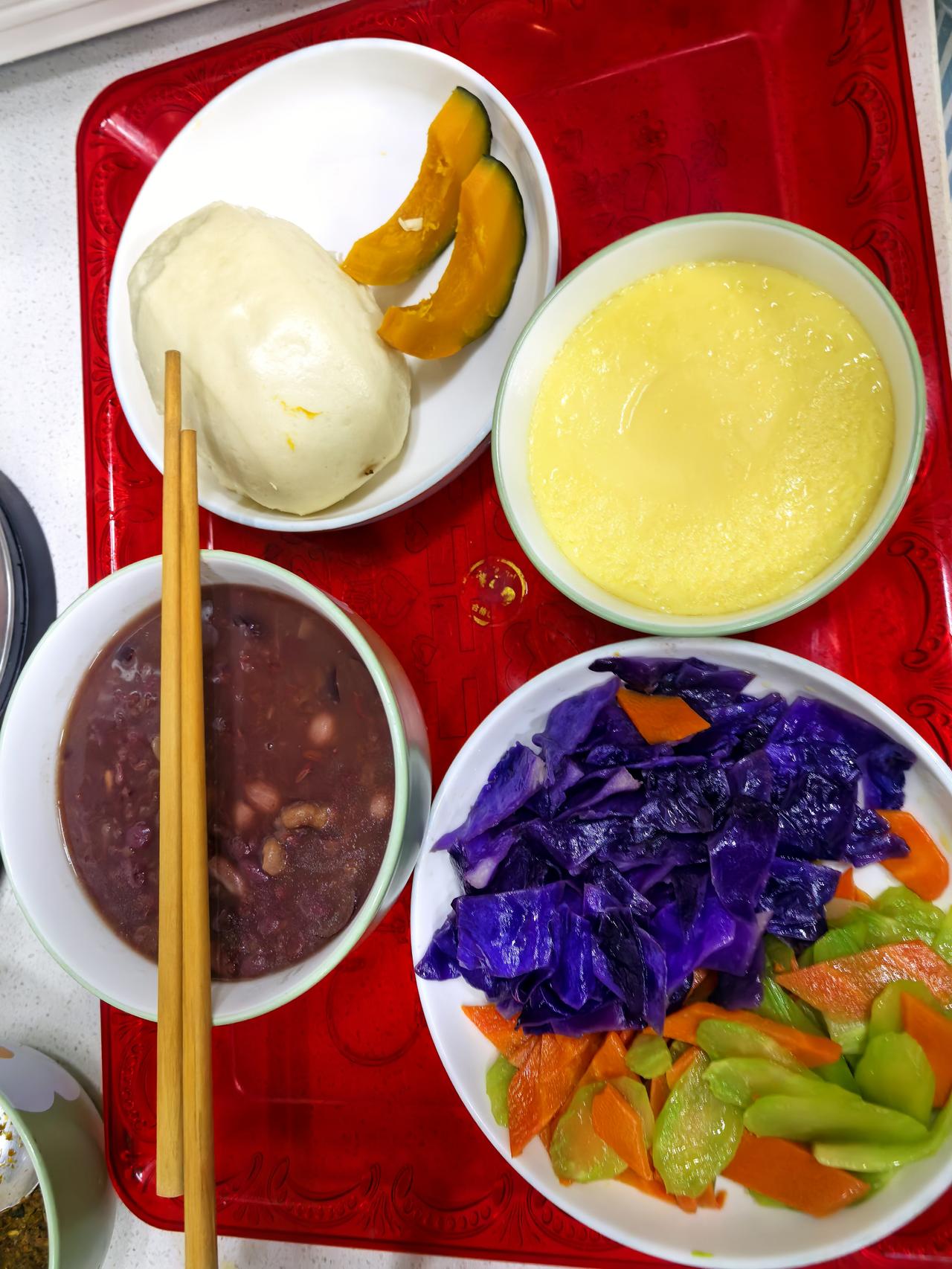 早餐
主食：手工馒头，
鸡蛋羹(两个土鸡蛋)   
拼盘：紫甘蓝，笋，胡萝卜
