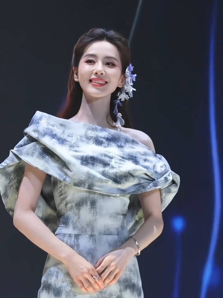 刘诗诗刘亦菲活动生图“内娱唯一青花瓷塑”