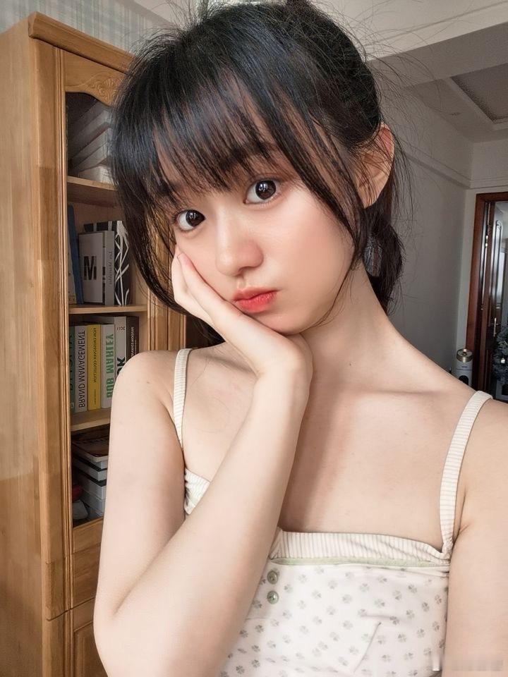 #3月自拍上新了# 新入手的唇膏怎么能不对着镜子炫拍一下呢！春季鲜桃色真的上镜！