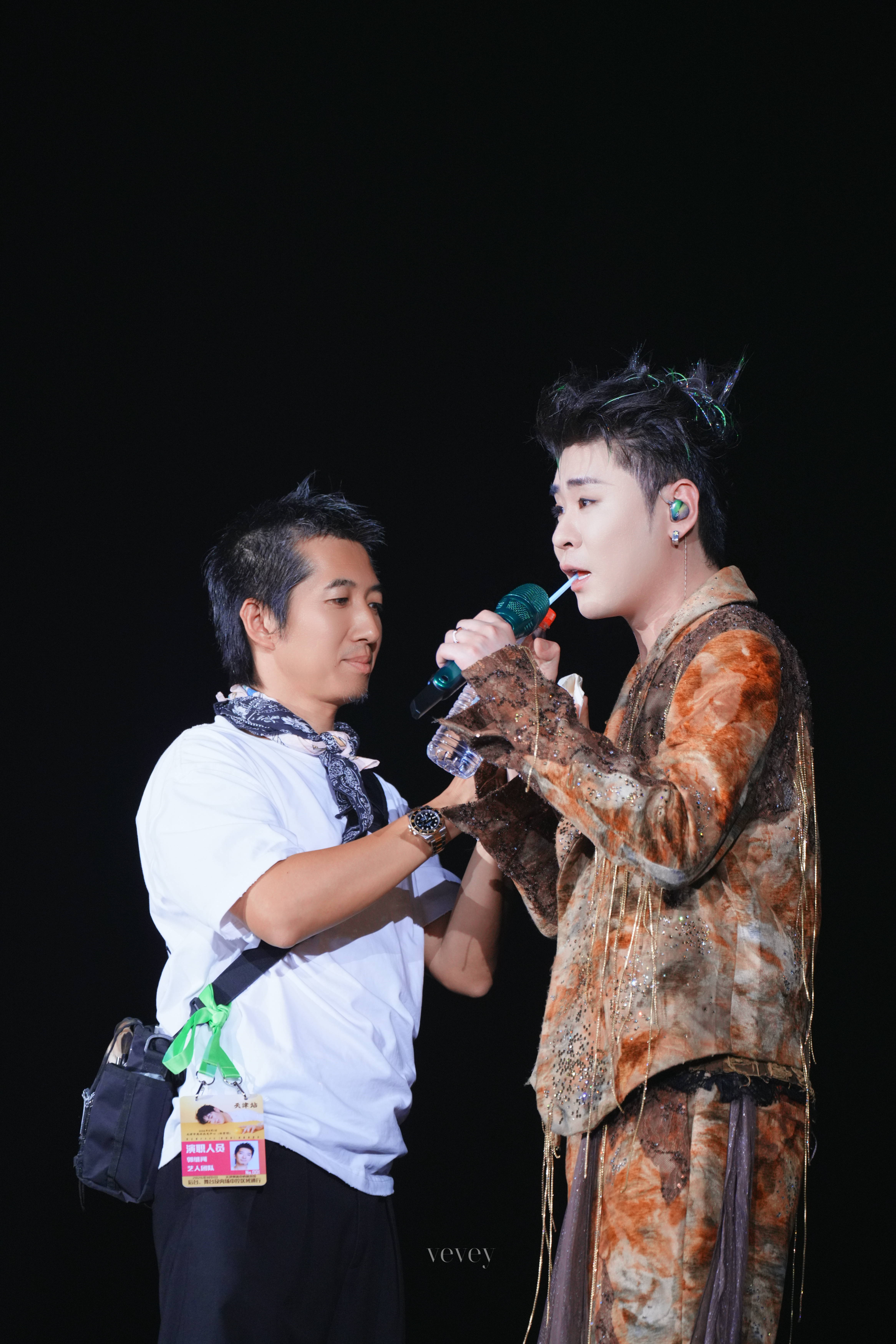 张云雷靠近你天津演唱会张云雷歌曲洞房 擦汗补妆环节也可喜欢啦 小嘴巴叭叭不停20