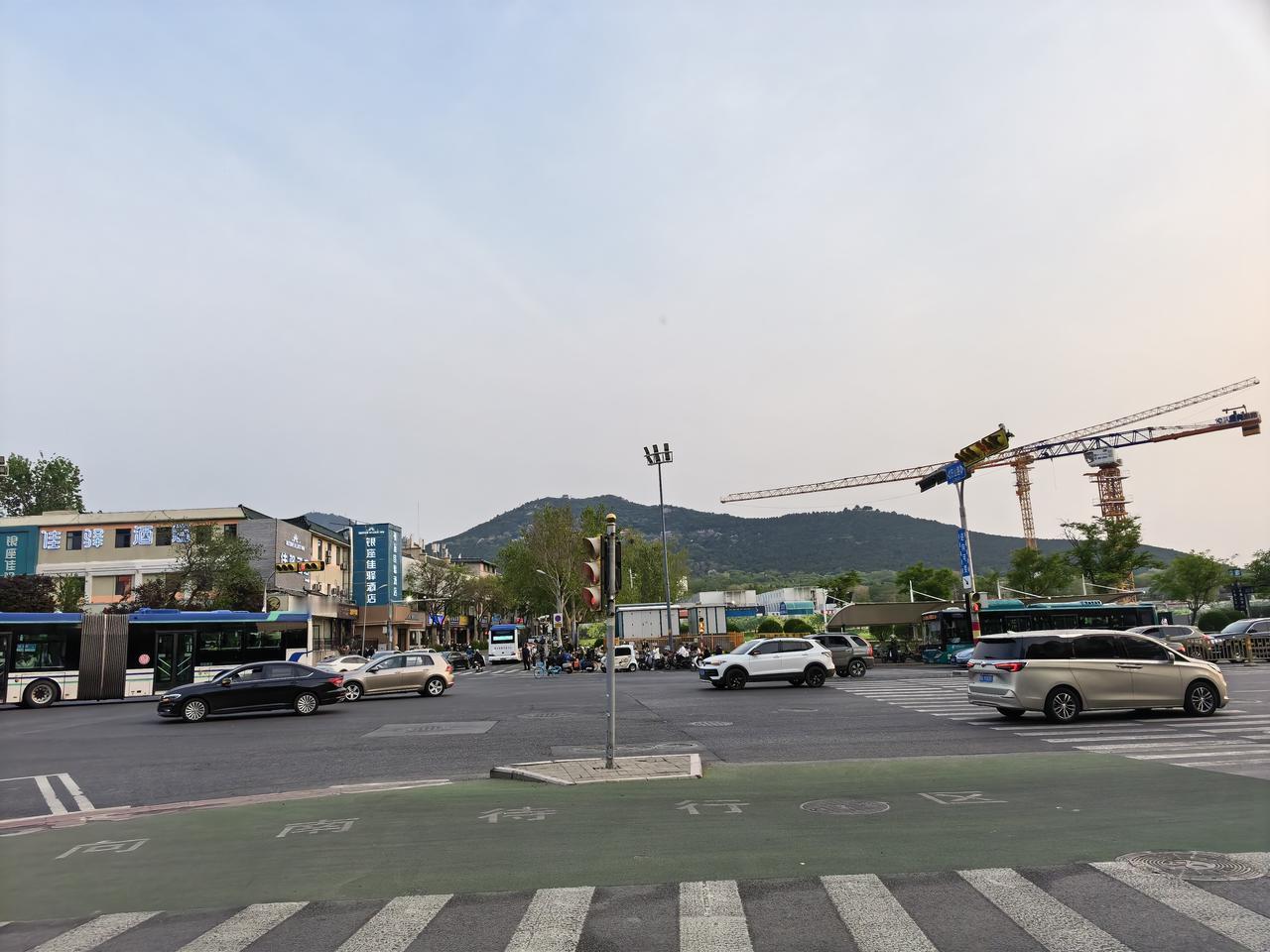 晒出你的本地生活这就是千佛山。在经10路历山路口可以看到全貌。