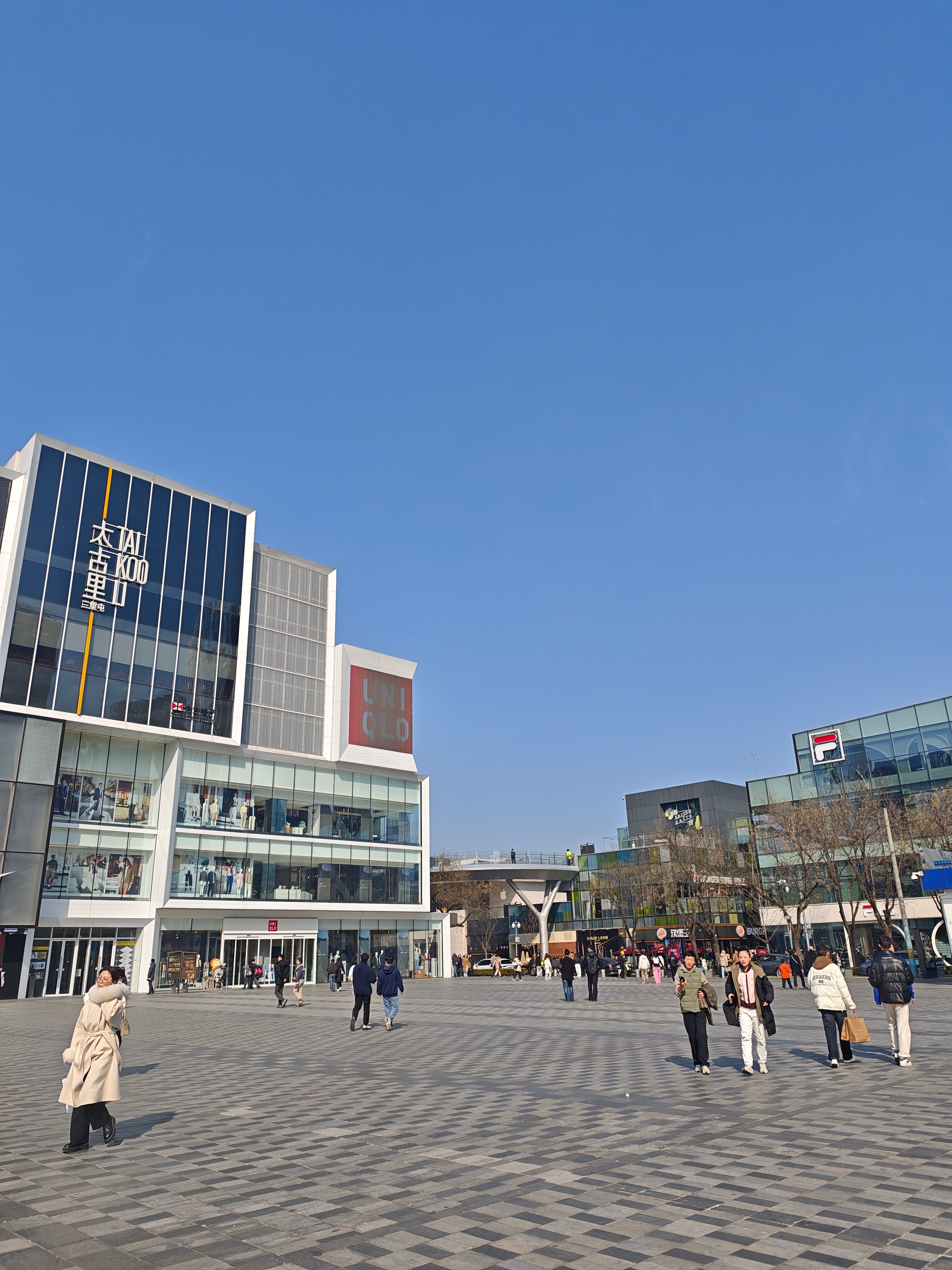 今天跟一个汽车公关聊了一下午，了解了解行业