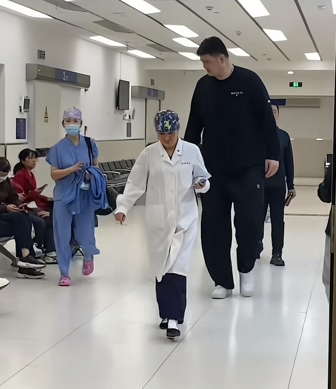要被姚明整笑了，果然不是越高越好啊。
有网友在医院遇到了篮球巨星姚明，看其情况应