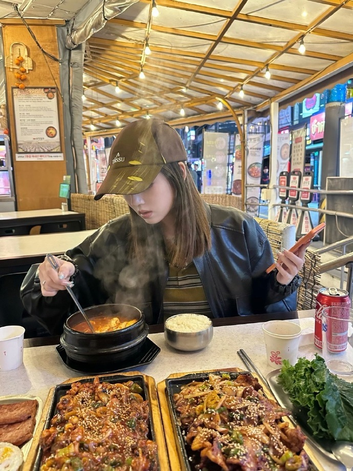 何瑞贤好鲜活的plog   完全就是把微博当做了朋友圈在跟我们分享了吧，好喜欢何